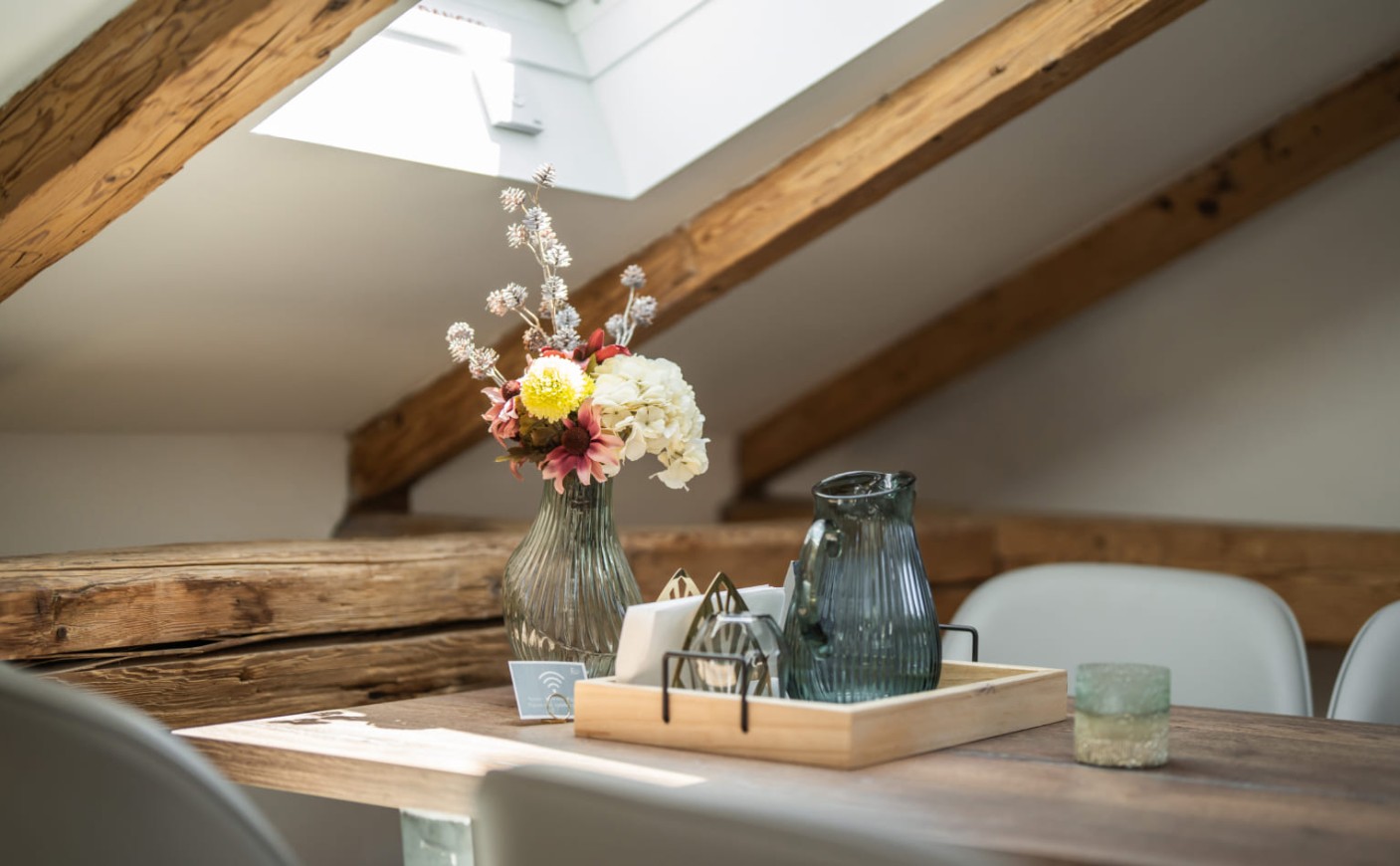 Stilvolle Dekoration im Wohnbereich der Loft Suite
