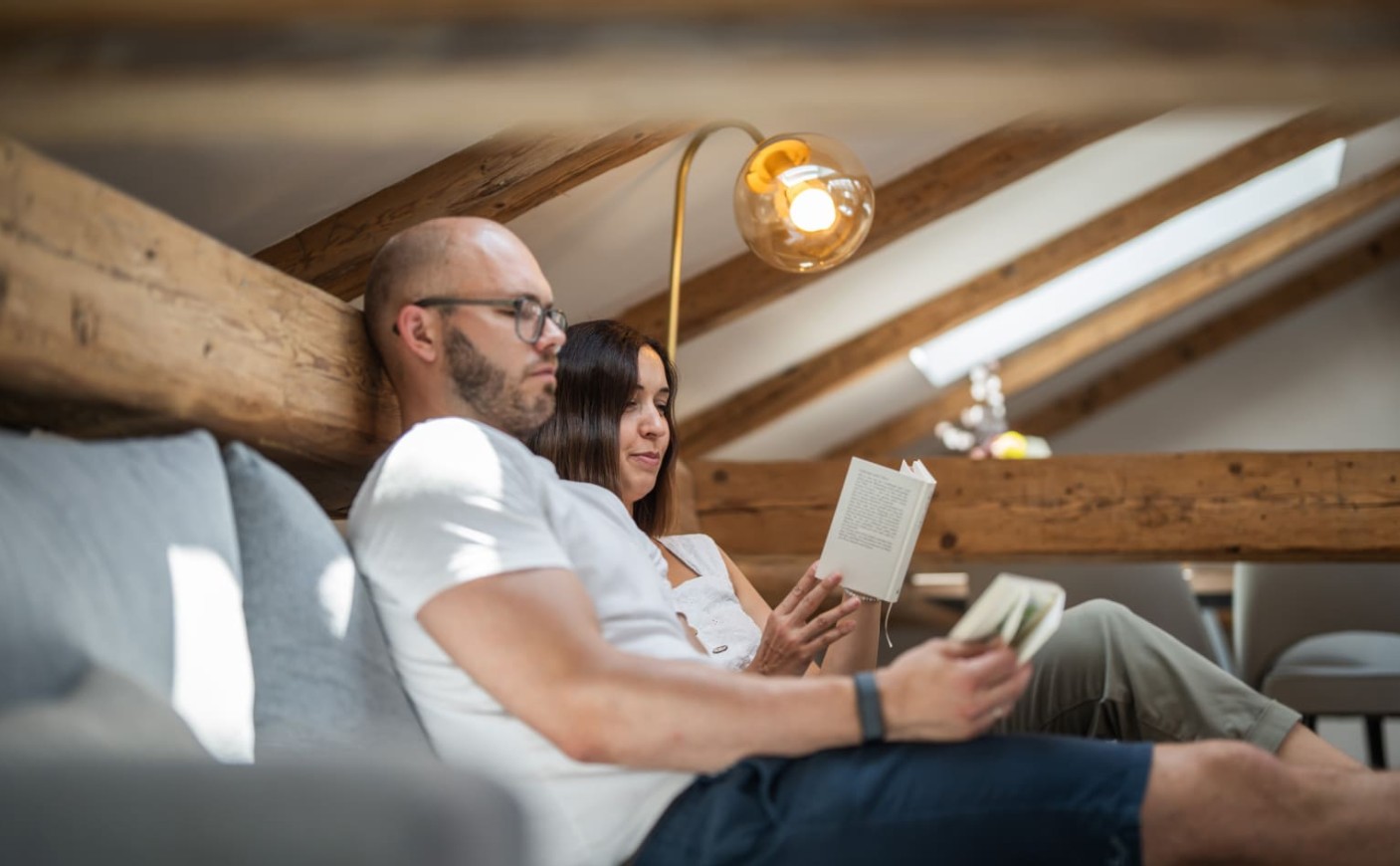 Paar genießt entspannte Lesestunden in der Loft Suite