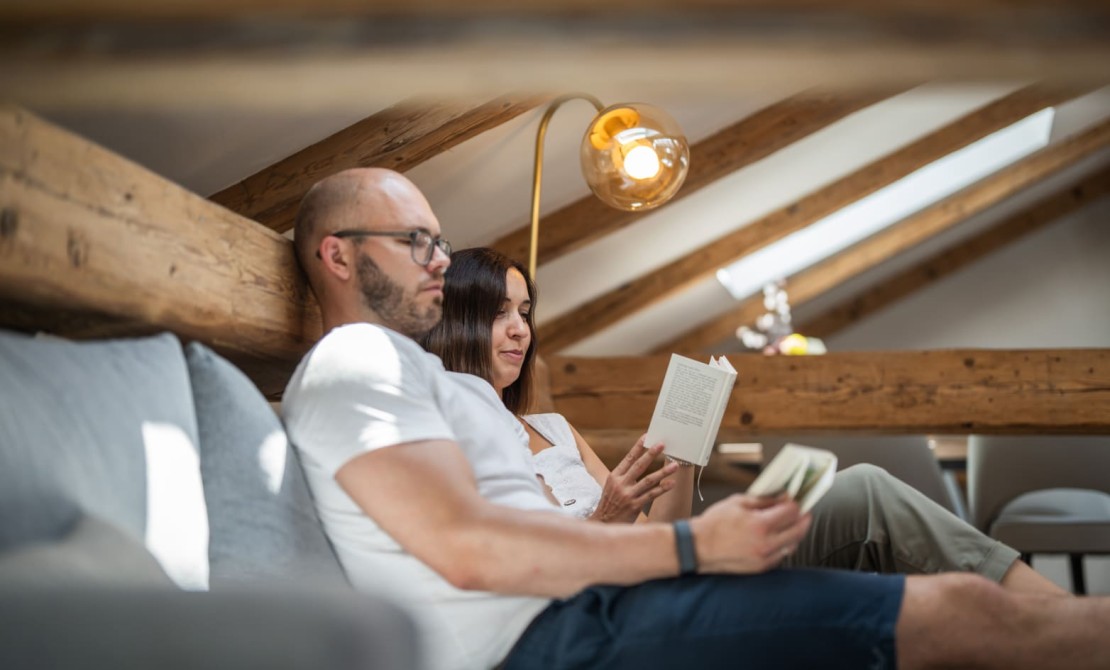 Paar genießt entspannte Lesestunden in der Loft Suite