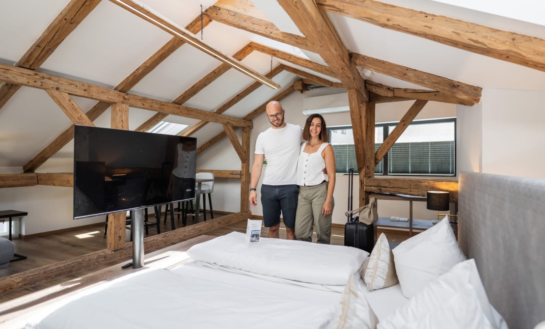 Loft Suite mit offenem Wohnbereich und gemütlichem Schlafplatz