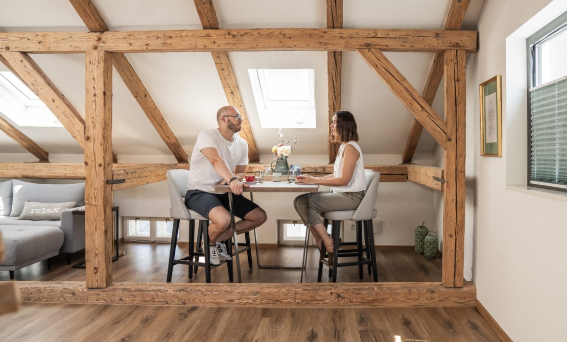Gemeinsam genießen in der Loft Suite der Apartments Salzburg